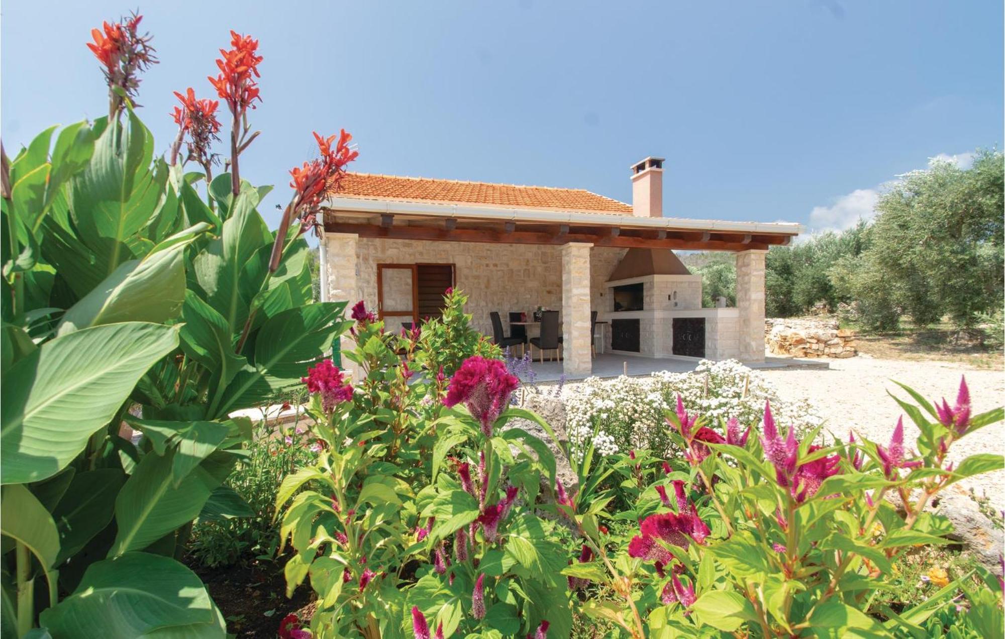 Awesome Home In Smokvica With Kitchen Eksteriør bilde