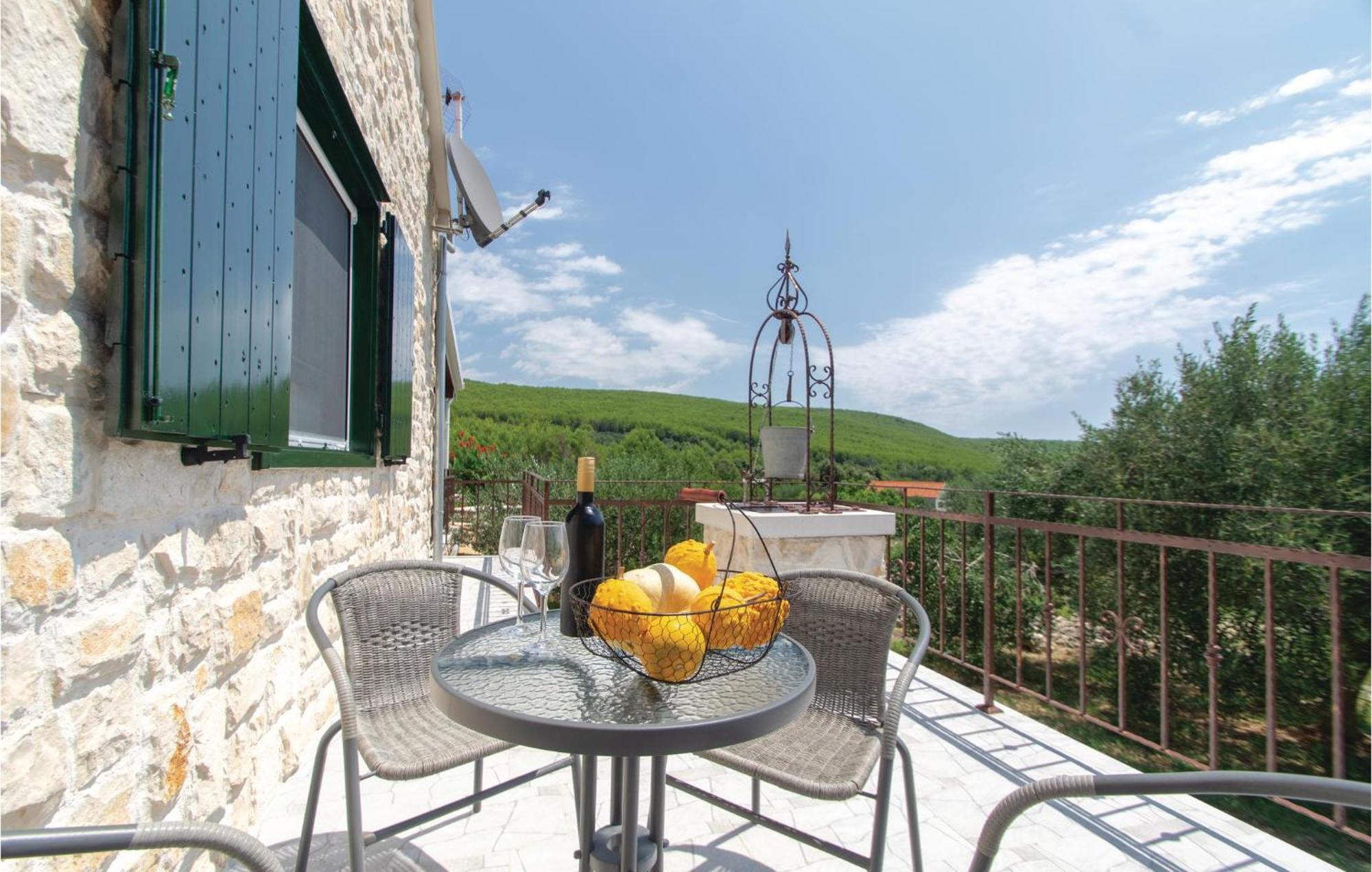 Awesome Home In Smokvica With Kitchen Eksteriør bilde