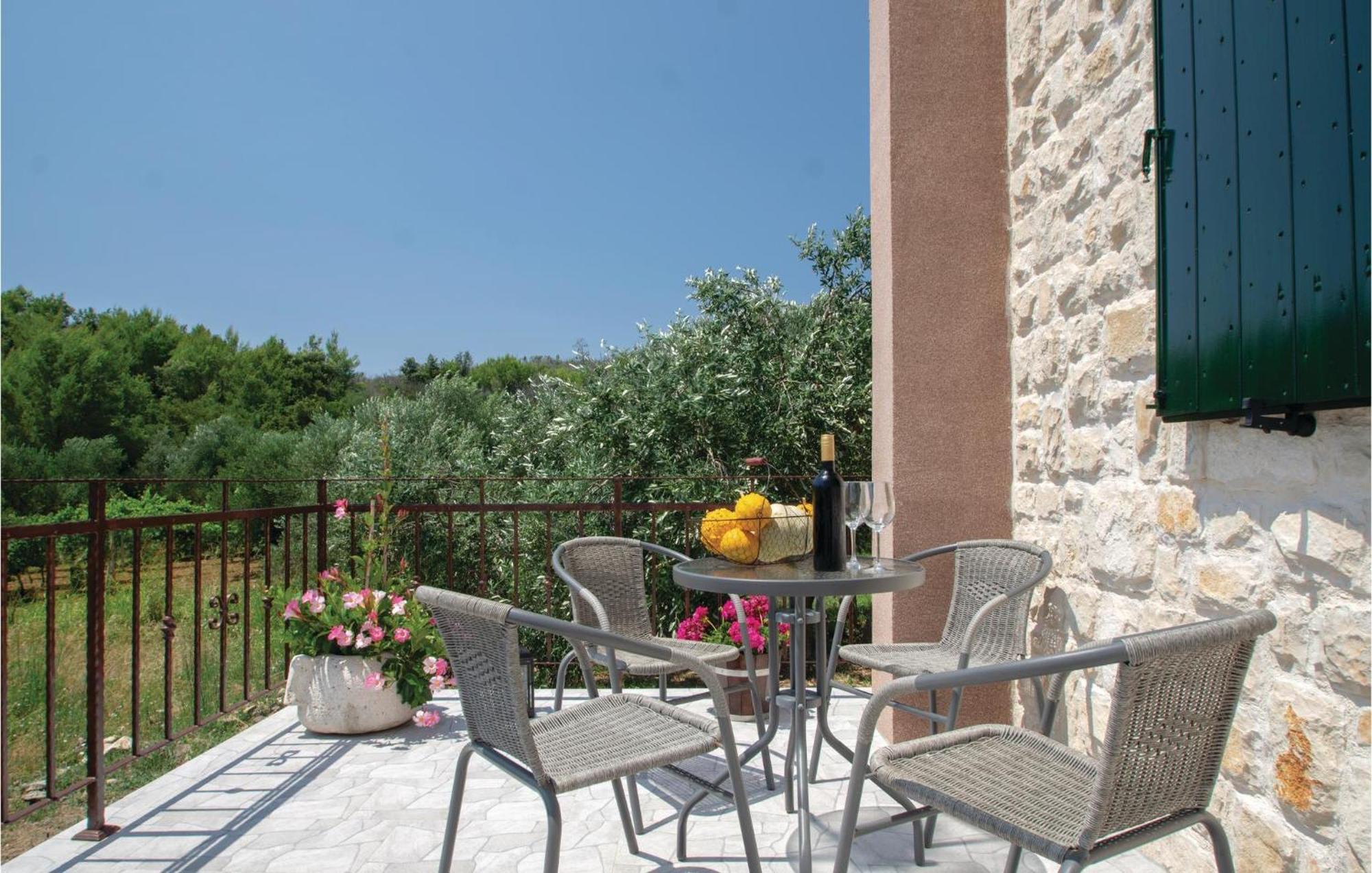 Awesome Home In Smokvica With Kitchen Eksteriør bilde